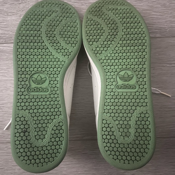 Adidas sneaks - Picture 3 of 4